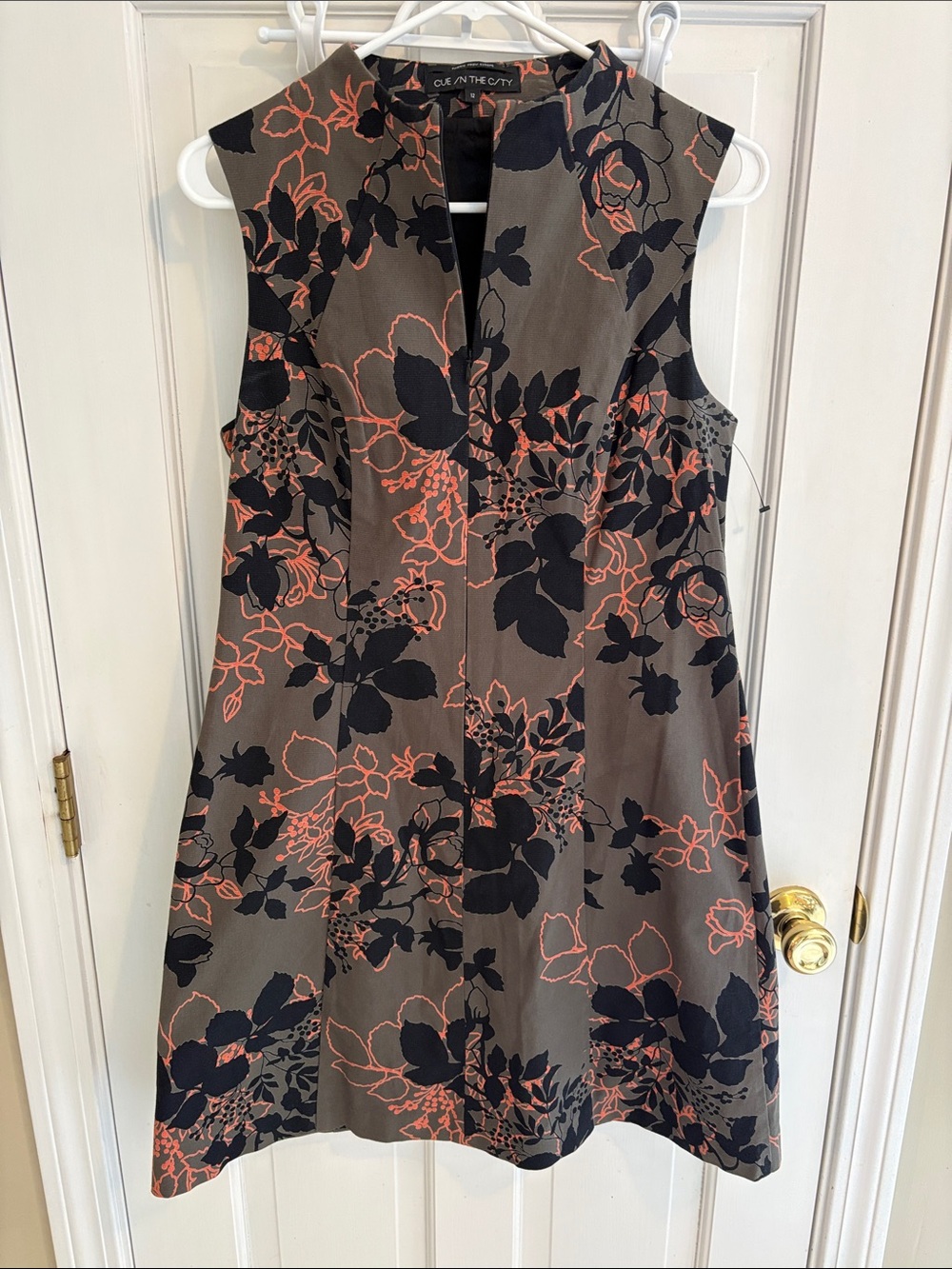 Cue in the city size 12 green Floral Sleeveless Mini Dress with Coral Accents